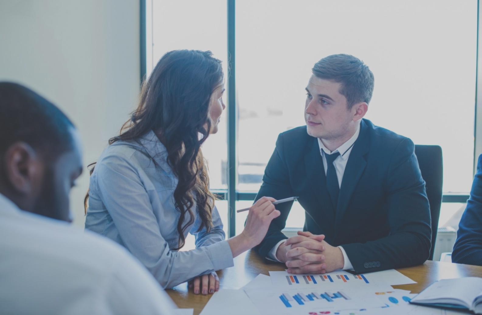 Persona revisando presupuesto personal con calculadora y notas