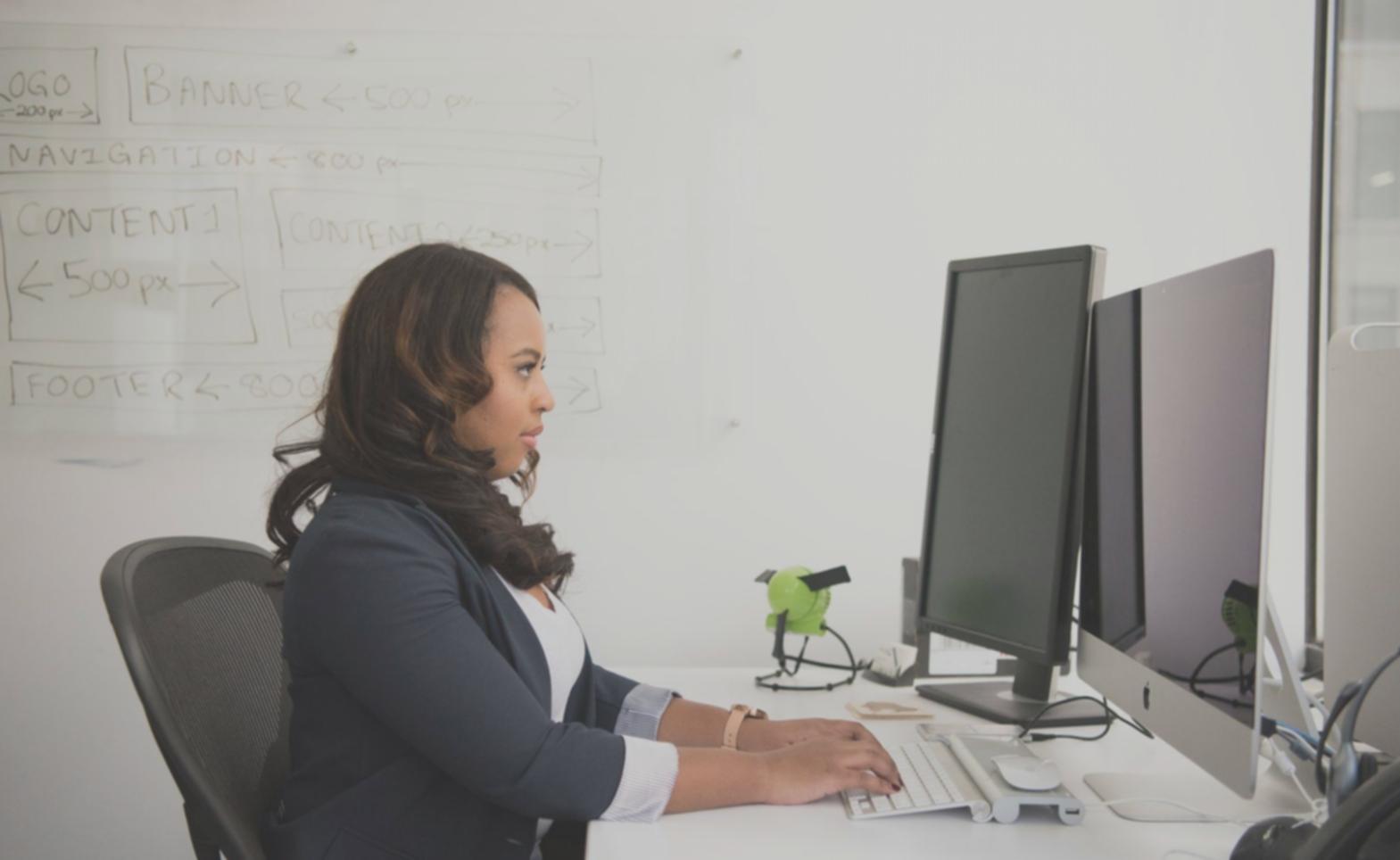 Alumno trabajando en ejercicios de presupuesto