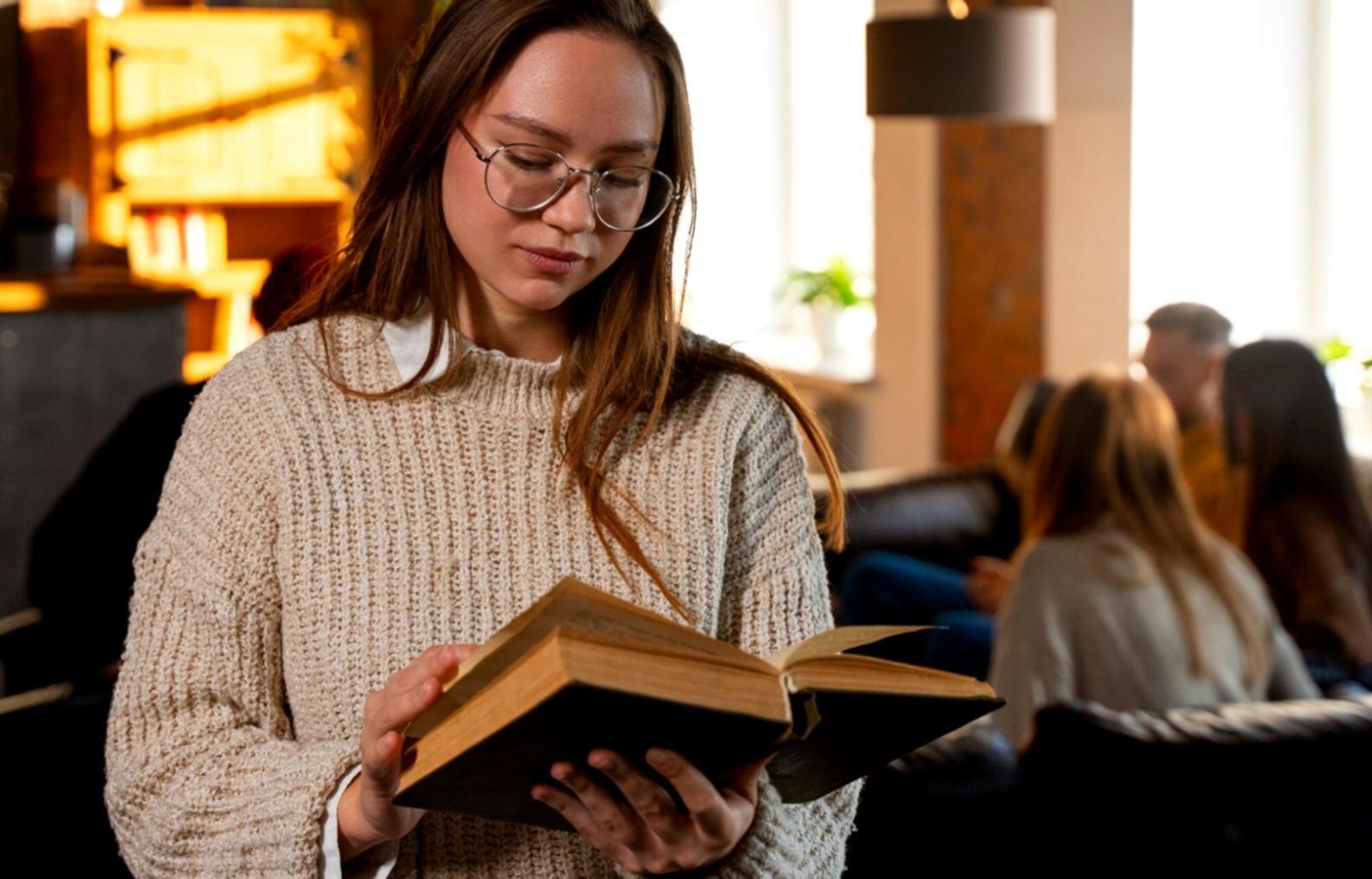 Persona trabajando con calculadora y documentos financieros organizados sobre mesa